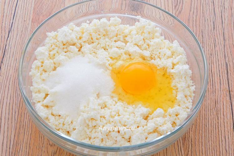 Творог выложить в миску, размять вилкой крупные комочки