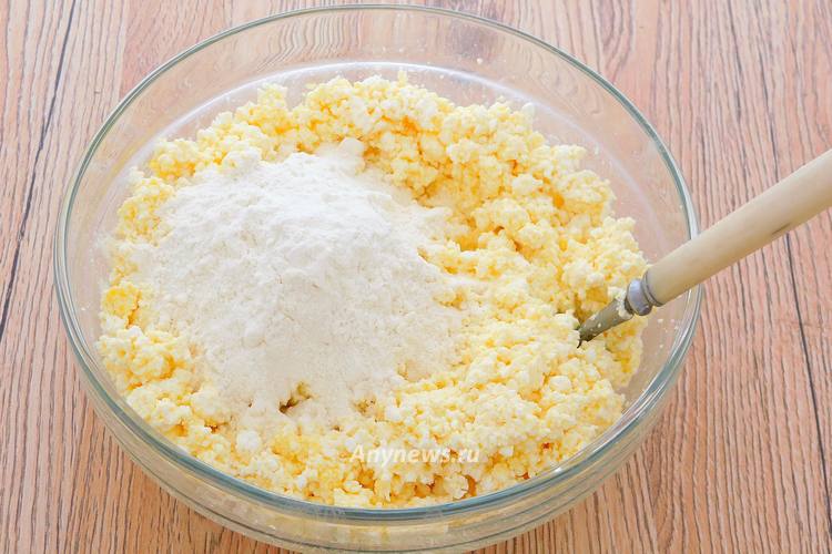 Растереть творог вилкой, ввести муку