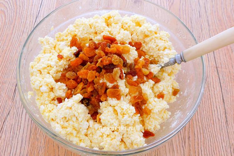 Перемешать массу, всыпать изюм