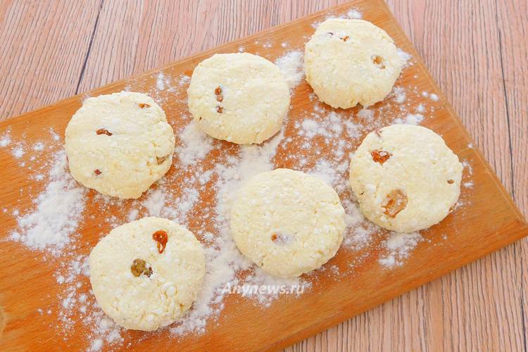 Присыпая руки мукой сформировать заготовки сырников