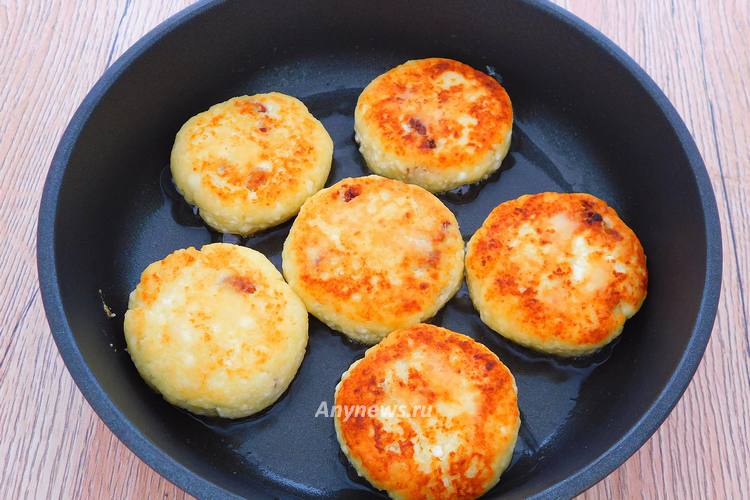Жарить сырники из творога с изюмом на сковороде по 2 минуты на сторону
