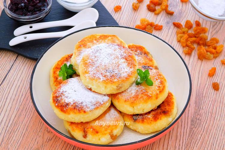 Сырники из творога с изюмом на завтрак - рецепт