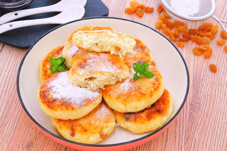 Сырники из творога с изюмом на сковороде - рецепт