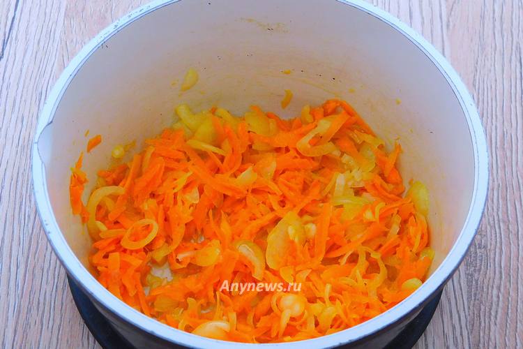 выложить натертую в стружку морковь и лук в масло