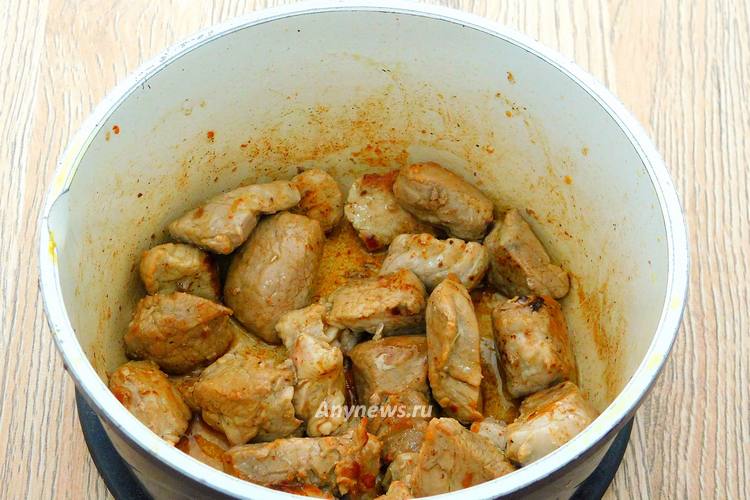 обжарить в сотейнике свинину