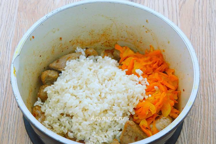 В овощи добавить промытый рис