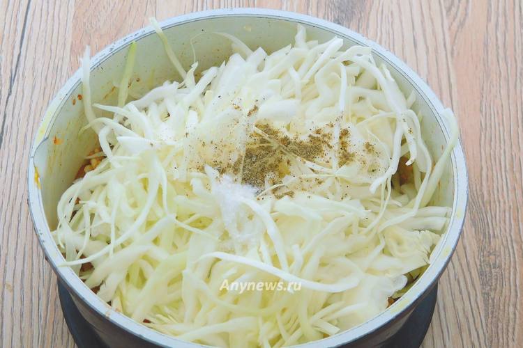 Выложить нашинкованную тонкими лентами капусту