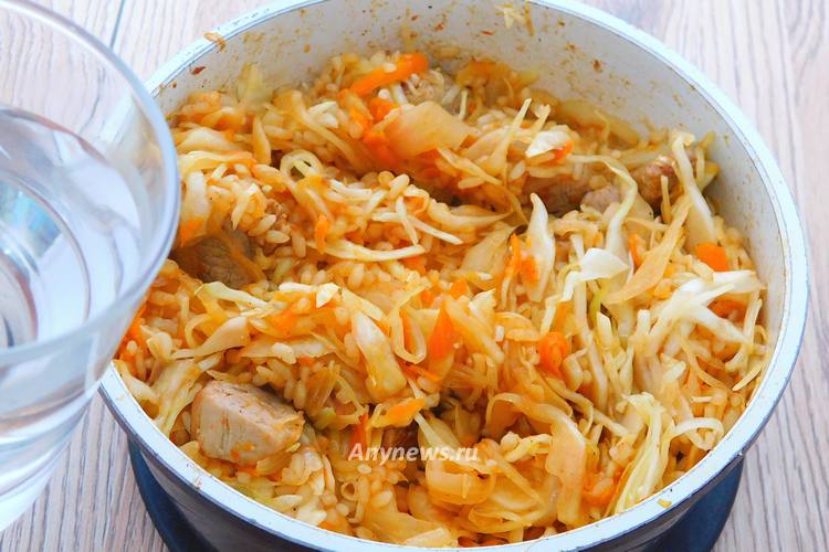 Влить воду в сотейник