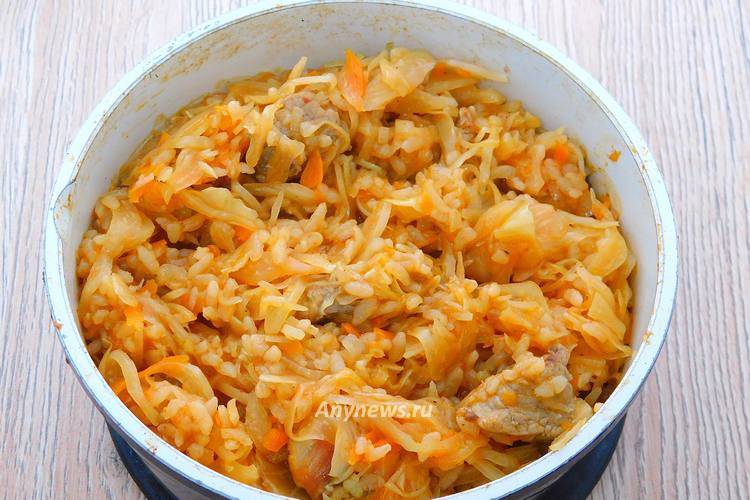 Тушить капусту с рисом и мясом 30 минут