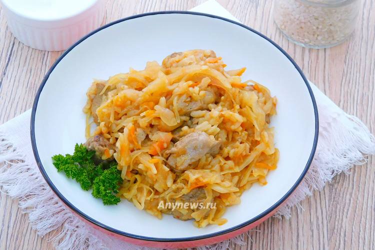 Тушеная капуста с рисом и мясом в сотейнике