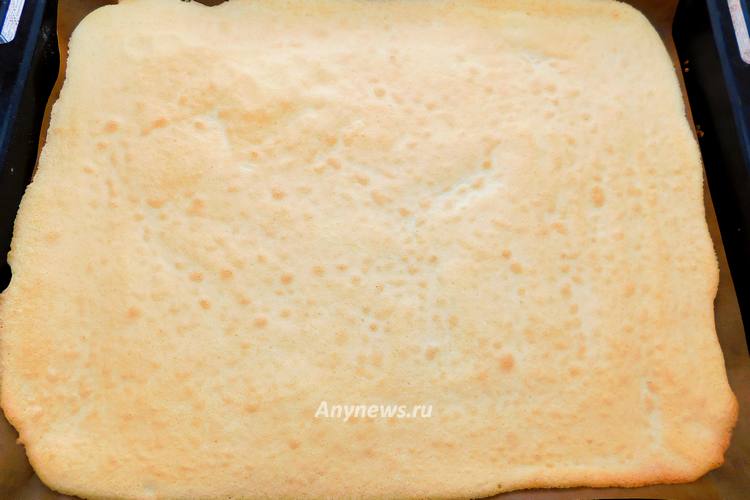 Выпекать бисквит в духовке 10-12 минут