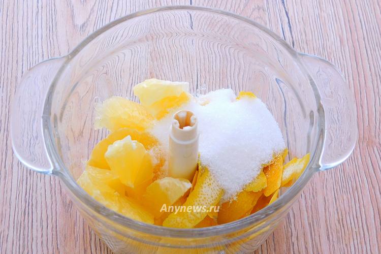 Мякоть лимона нарезать на кусочки, всыпать сахар