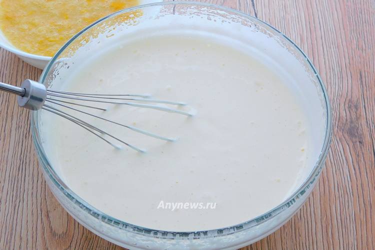 Взбить миксером до пышной светлой массы