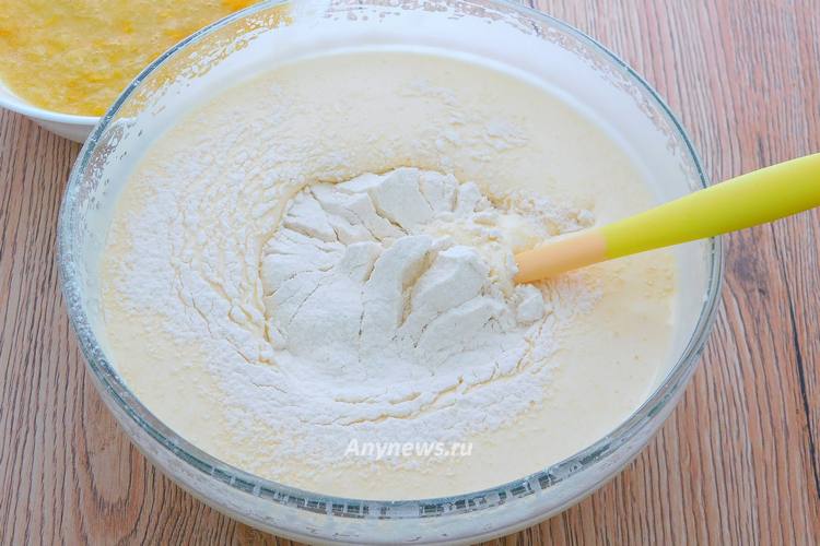 Просеять к взбитой массе муку