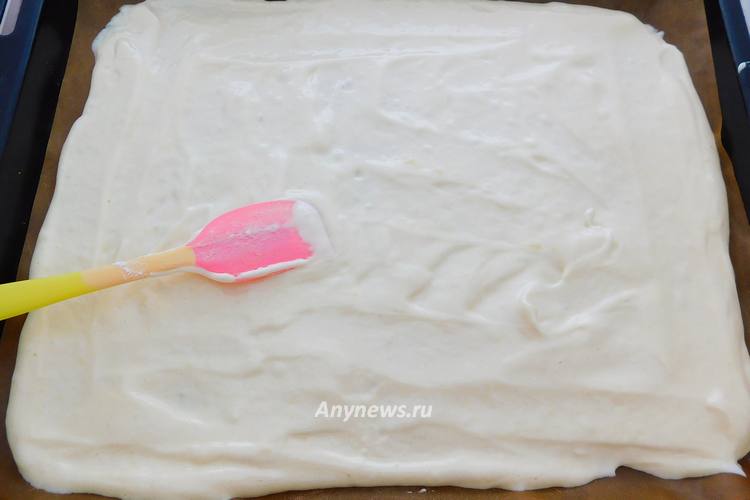 Распределить тесто по противню, подравнять края