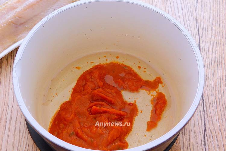 В сотейник выложить томатный кетчуп и 2 ложки масла