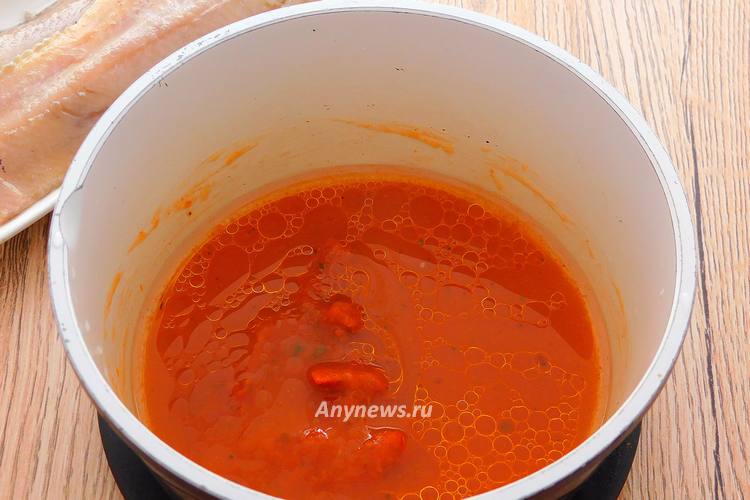 Влить в сотейник воду