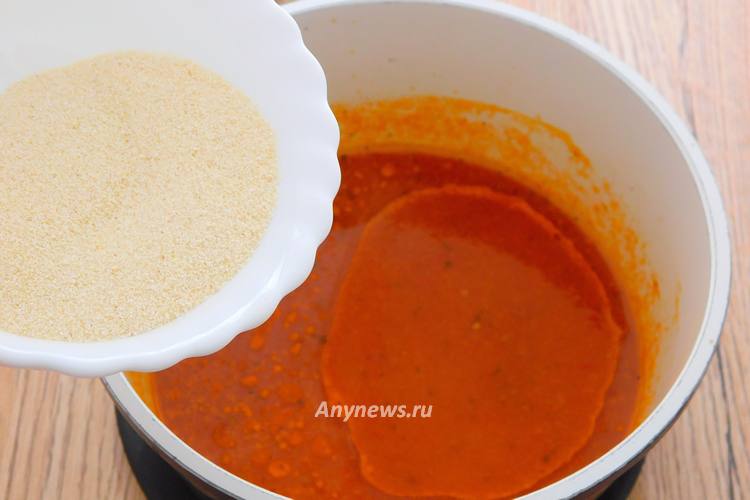 Довести до кипения и всыпать манку