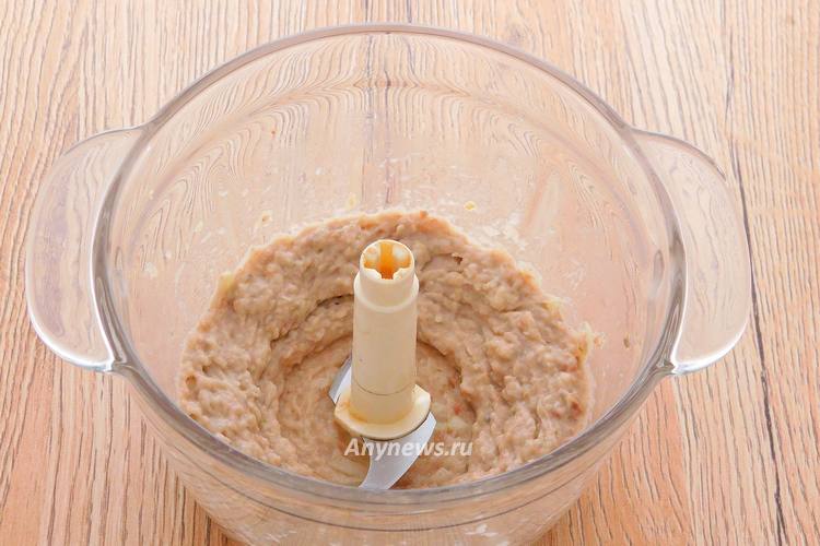 Прокрутить рыбу до состояния пюре