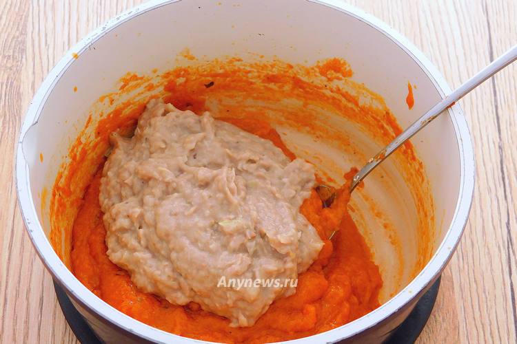Переложить рыбный фарш к манке