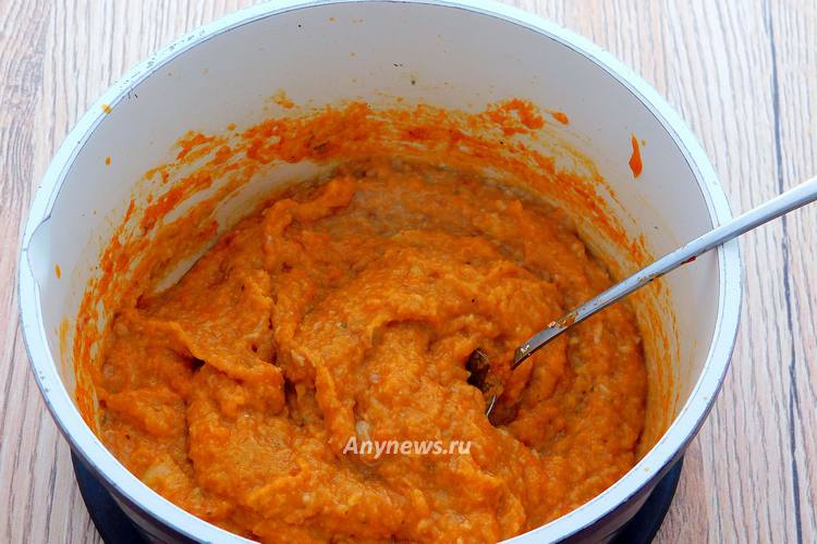 Перемешать манку с рыбным фаршем