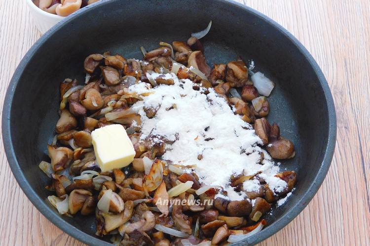 Ввести в соус муку и сливочное масло