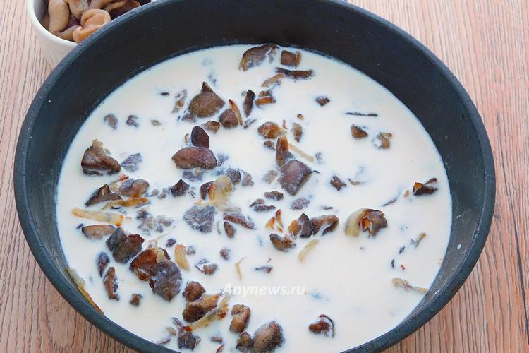 Влить в подливку сливки