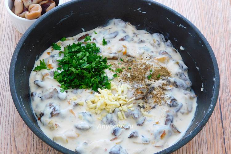 Добавить нарубленные чеснок и зелень, соль и перец