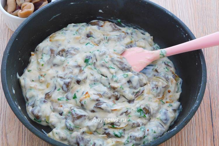 Снять грибную подливку с плиты, дать настояться