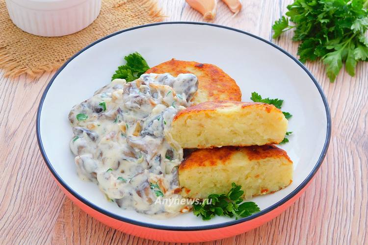 Домашние картофельные котлеты с грибной подливкой