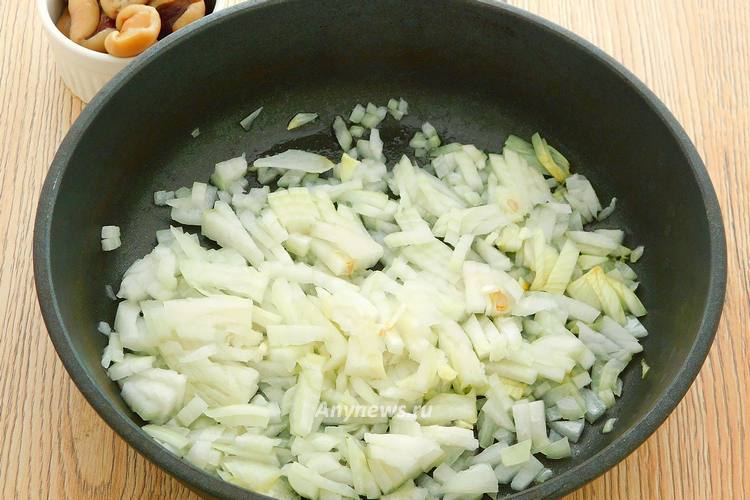 Лук нарезать кубиками и обжарить на сковороде