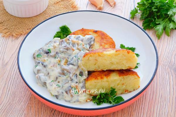 Картофельные котлеты с грибной подливкой