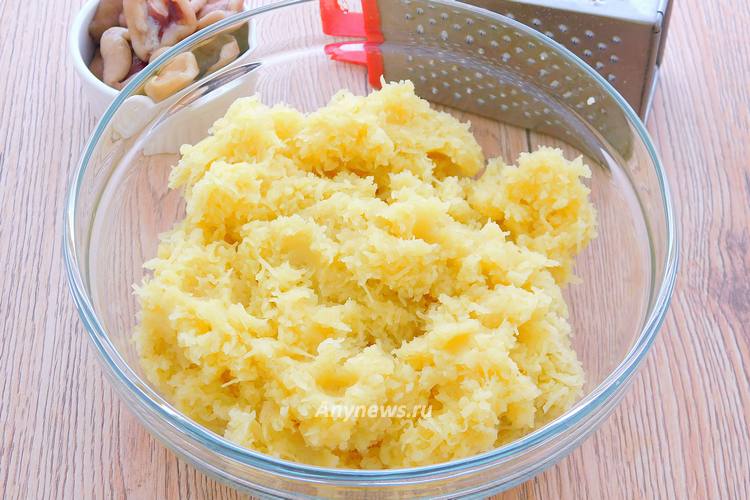 Вареную картошку натереть на мелкой терке