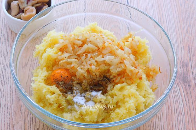 Добавить жареный лук, разбить яйцо в картофель