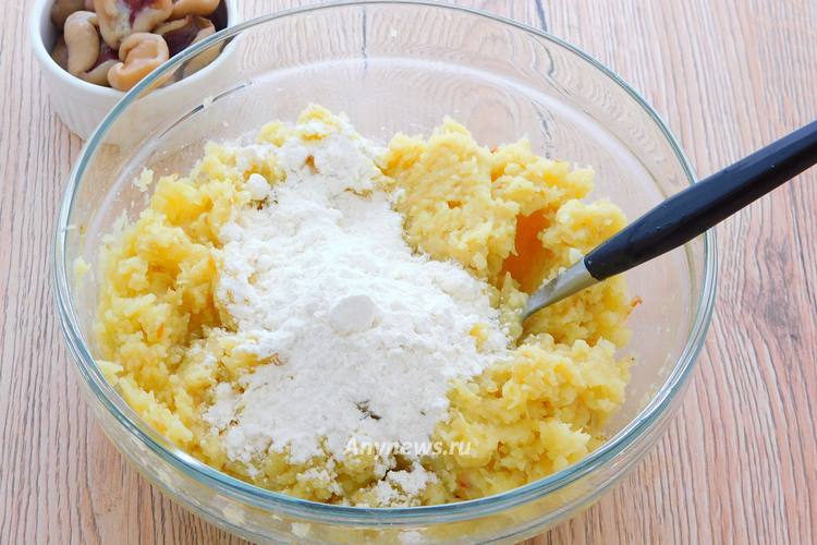 Перемешать продукты, ввести муку