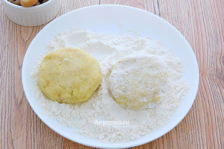 Сформировать картофельные котлеты и запанировать мукой