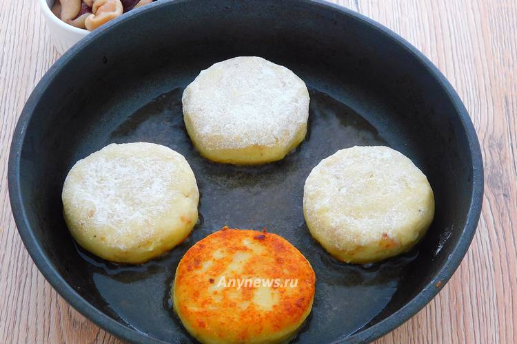 обжаривать картофельные котлеты до зарумянивания