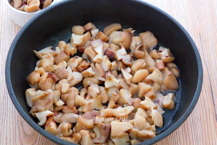 грибы нарезать некрупно, обжарить 5 минут