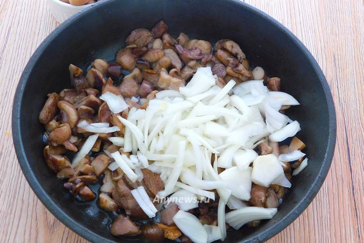 Добавить лепестки репчатого лука