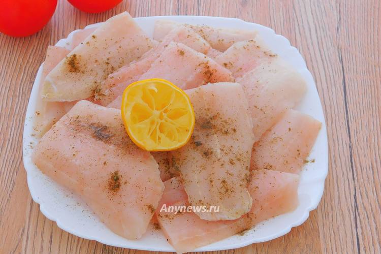 Рыбное филе нарезать на порционные кусочки