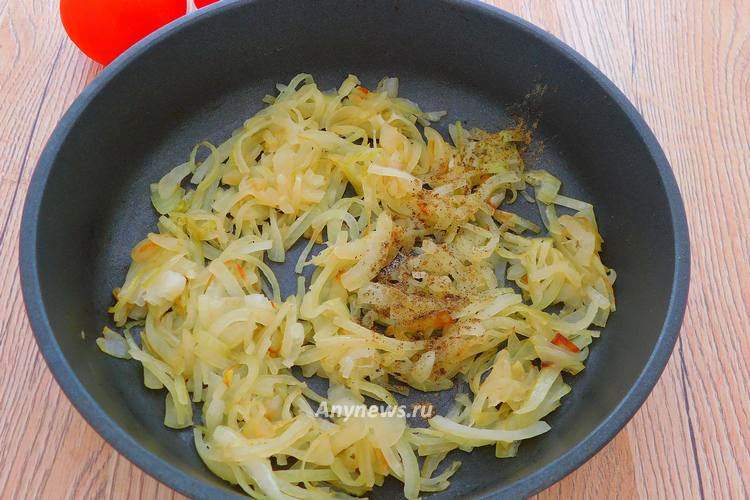 Репчатый лук нарезать четверть кольцами и обжарить на масле