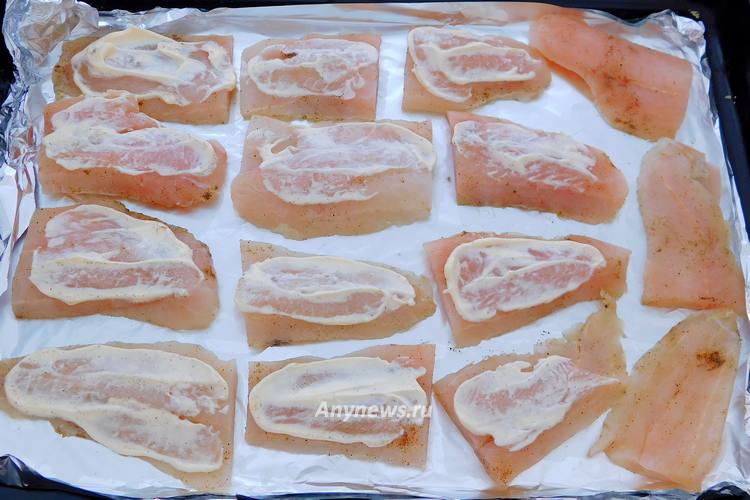 Рыбное филе разложить на противень