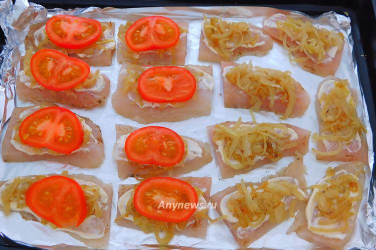 Распределить жареный лук и кусочки помидора