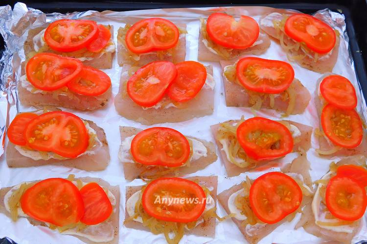 Отправить противень с рыбой в духовку