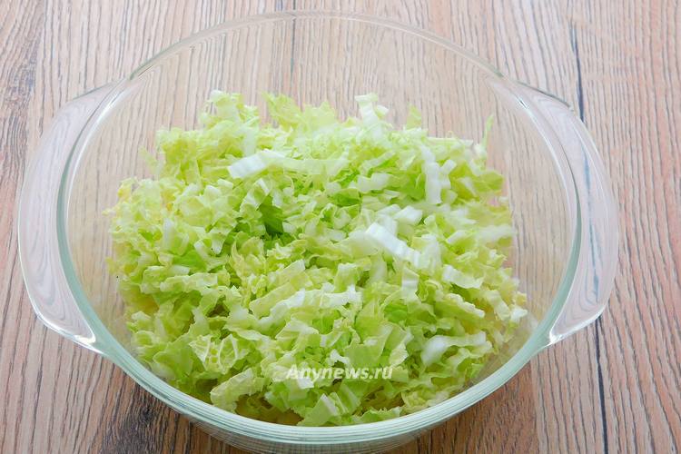 Листья пекинской капусты разрезать вдоль на две части