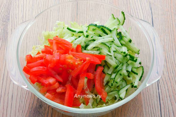 Огурец и помидор измельчить соломкой