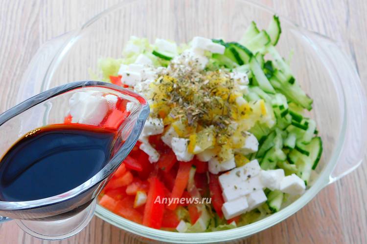 Посыпать салат сухими прованскими травами