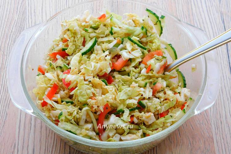 Перемешать содержимое салатницы