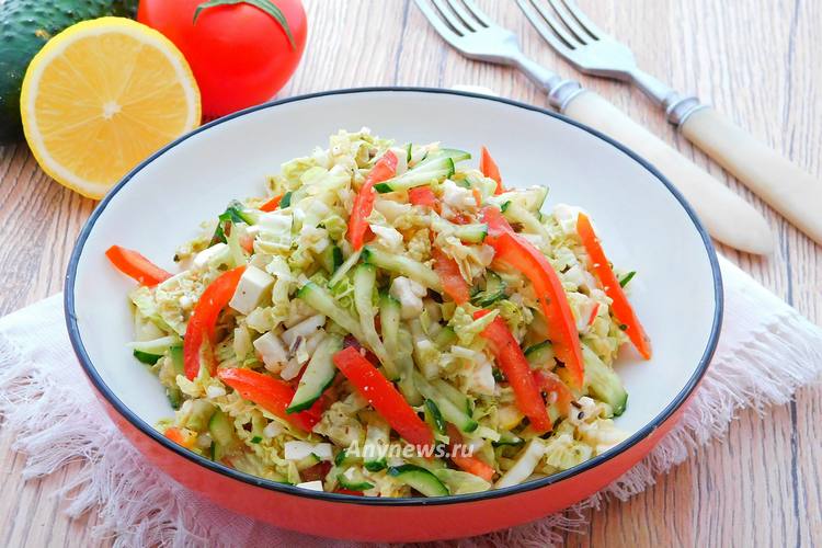 Салат из пекинской капусты, огурца и помидора в салатнице