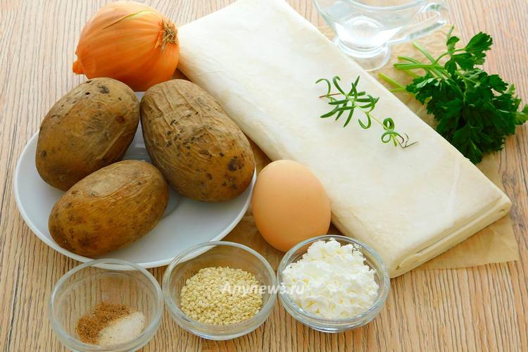 Пирог из слоеного теста с картошкой - продукты